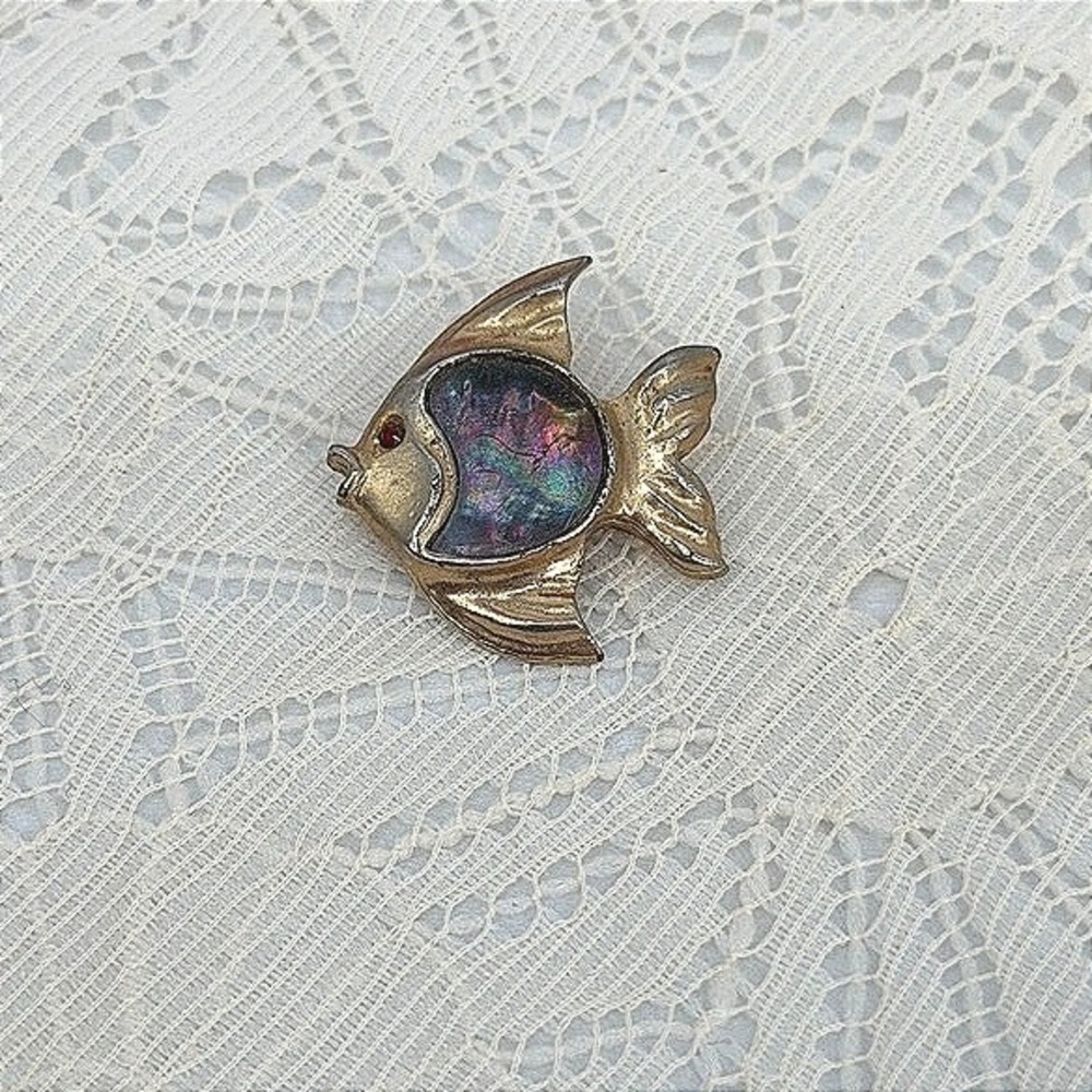 Brooch Pin Fish Shaped Gold Tone Iridescent Inlay Tropical Ocean Red Jewel Eye